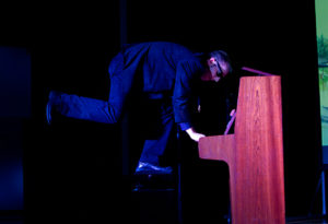 Fritz and his pumping piano (dans la gare)