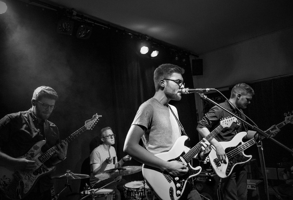 Two and a Half Strings (DE)